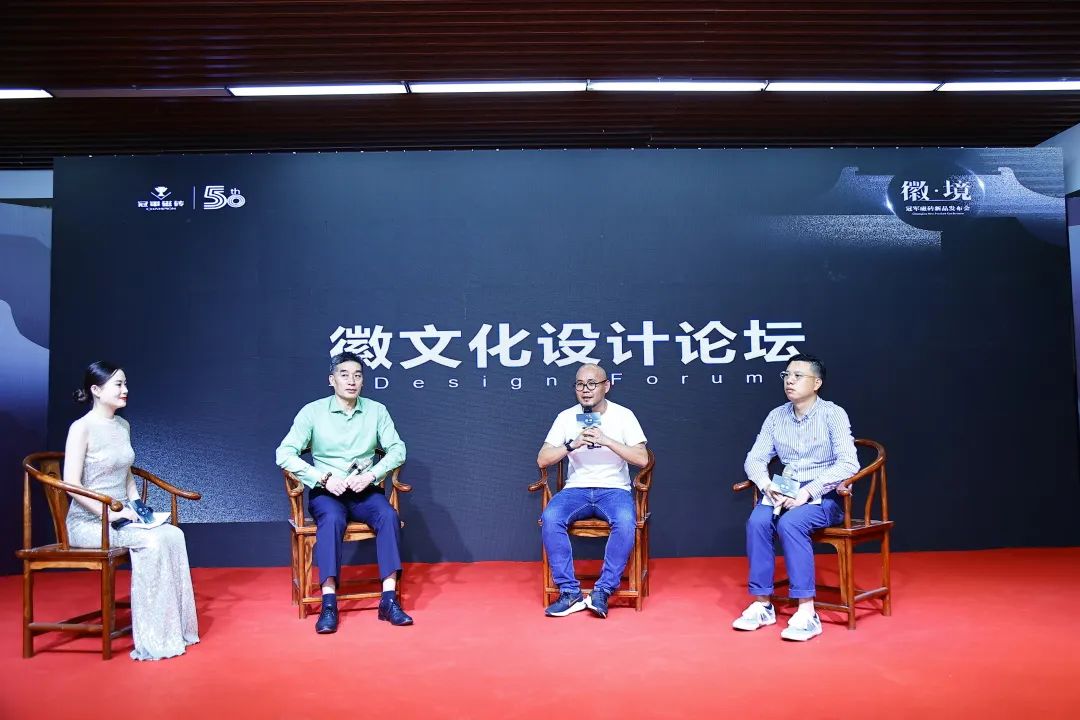 1661561755183105.jpg 冠軍磁磚營銷中心總經理石榮波(中).jpg