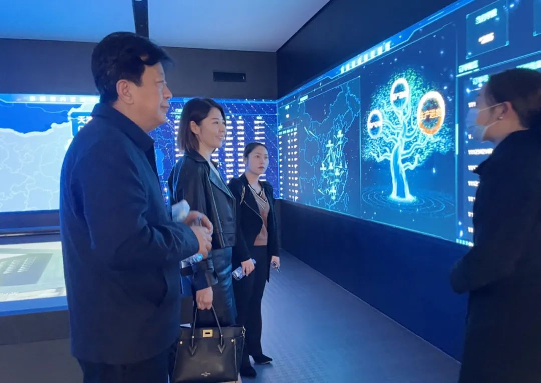 1695375258766908.jpg 中國航天基金會領(lǐng)導(dǎo)走進東鵬,共話科技領(lǐng)域的深度合作.jpg